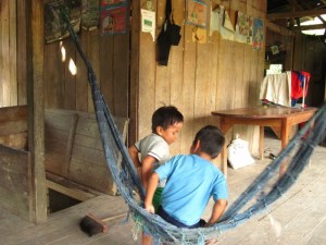 Kinder im Indianerdorf in Ecuador
