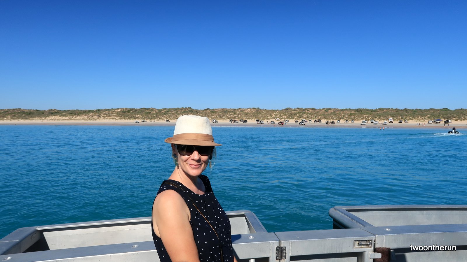 Broome Bootsausflug - Cable Beach im Hintergrund